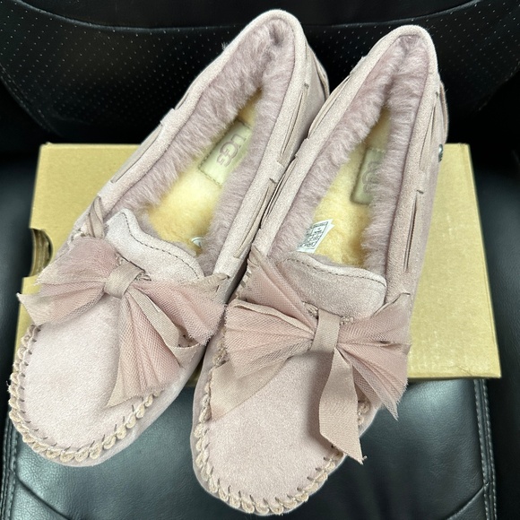 NIB! UGG Women's Dakota Tulle Bow Slippers In Pink Sheepskin Size US7/EU38 - Picture 2 of 9
